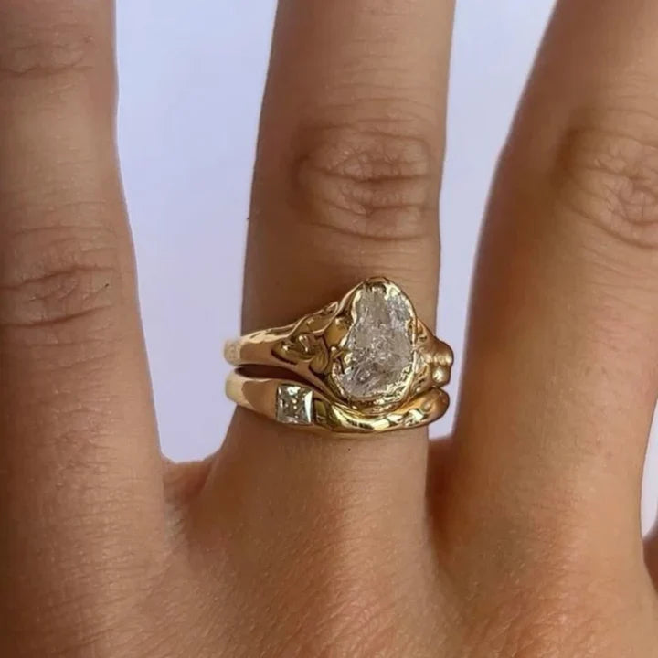 Anillo Único con Detalles Orgánicos