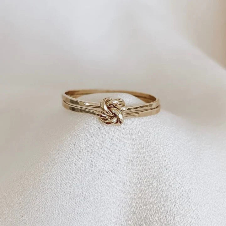 Anillo de Oro con Nudo de Amor