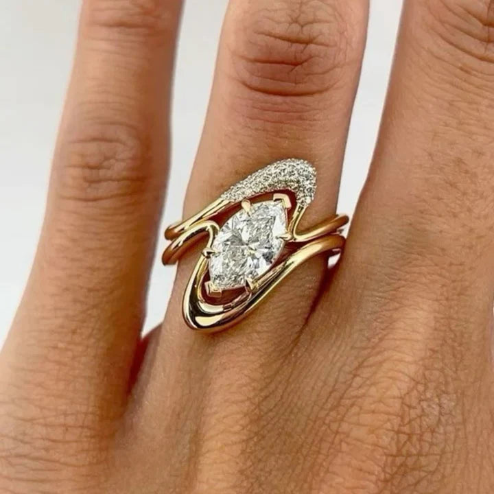 Anillo Elegante con Brillo Ondulante