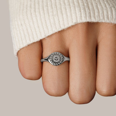 Anillo Grabado con Sol Radiante