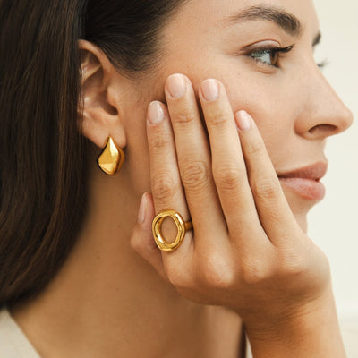 Anillo Dorado con Diseño Orgánico