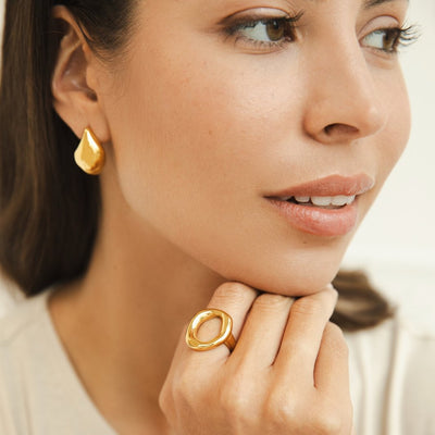 Anillo Dorado con Diseño Orgánico