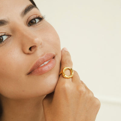 Anillo Dorado con Diseño Orgánico