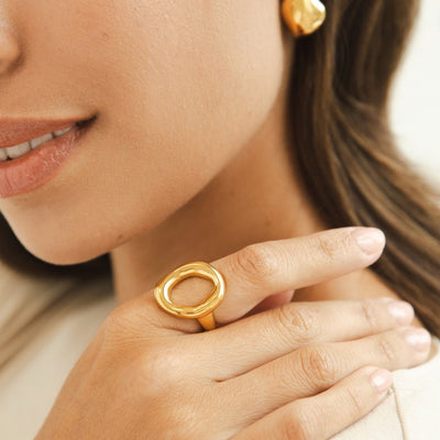 Anillo Dorado con Diseño Orgánico