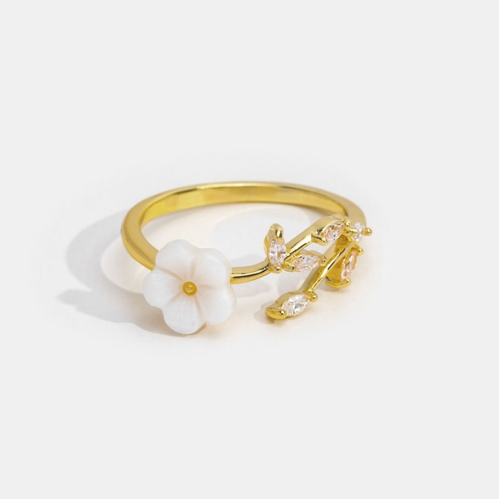 Anillo Dorado con Flor Blanca y Detalles Brillantes