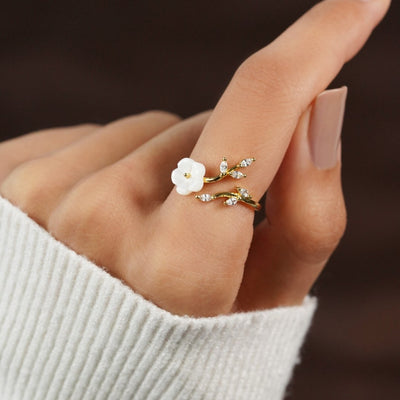 Anillo Dorado con Flor Blanca y Detalles Brillantes
