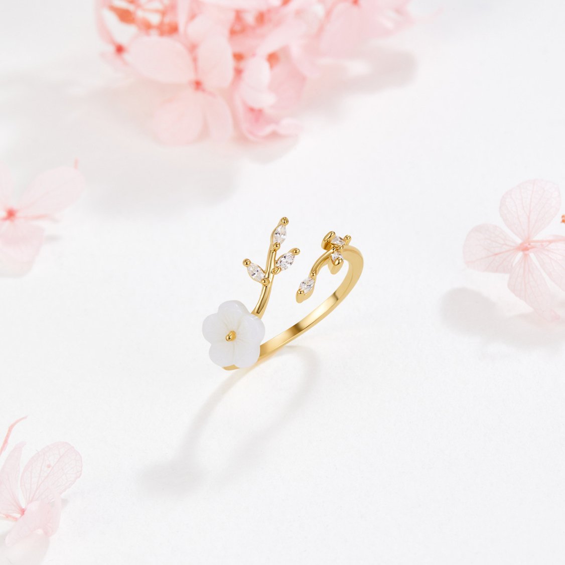Anillo Dorado con Flor Blanca y Detalles Brillantes