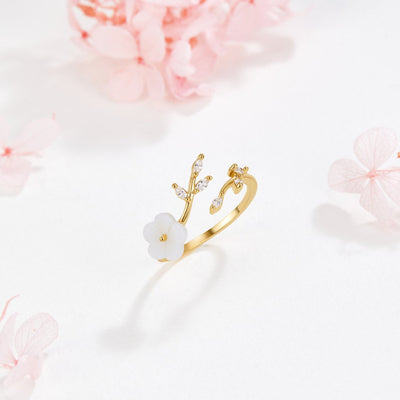 Anillo Dorado con Flor Blanca y Detalles Brillantes
