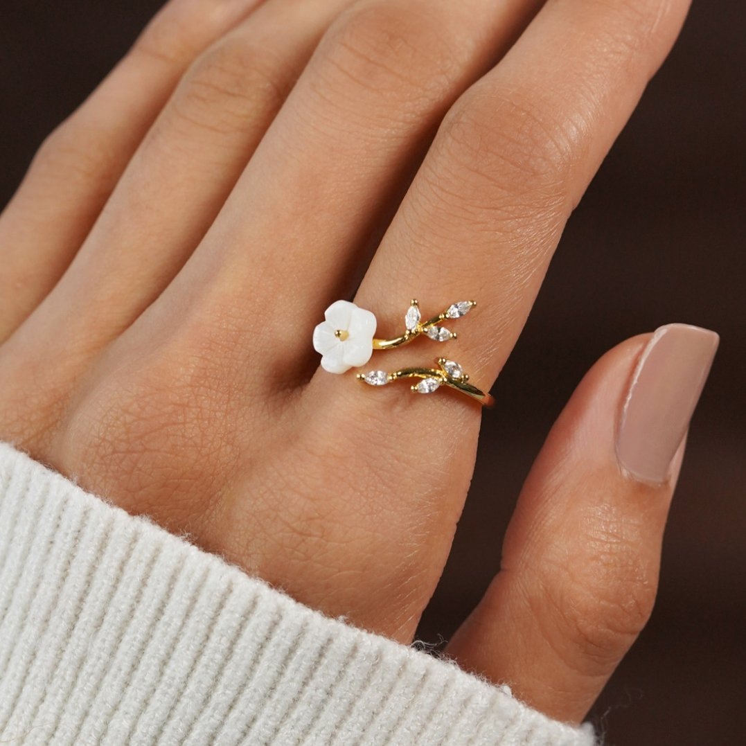 Anillo Dorado con Flor Blanca y Detalles Brillantes